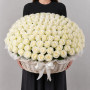 101 белая роза в корзине